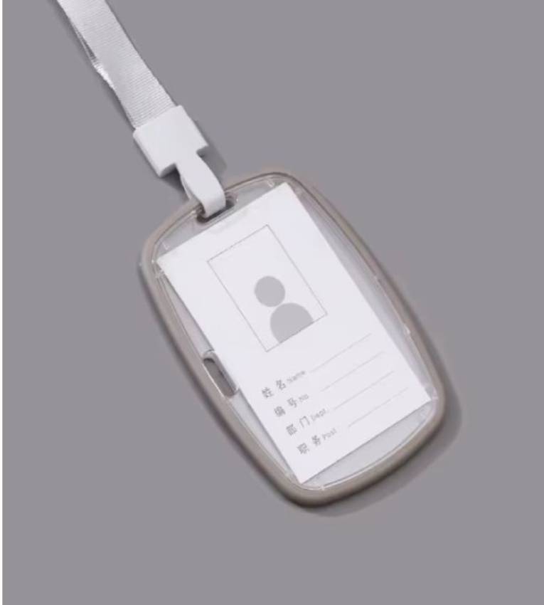 85x54 mm Porte-badge transparent en  plastique , idéal pour protéger vos cartes professionnelles et d'identification.